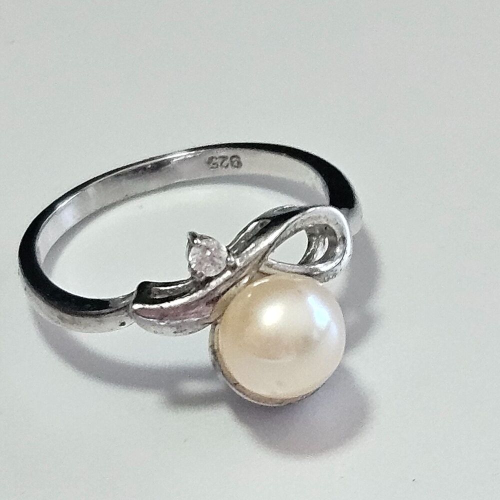 Vantel Pearls Ribbon of Hope ring size 6